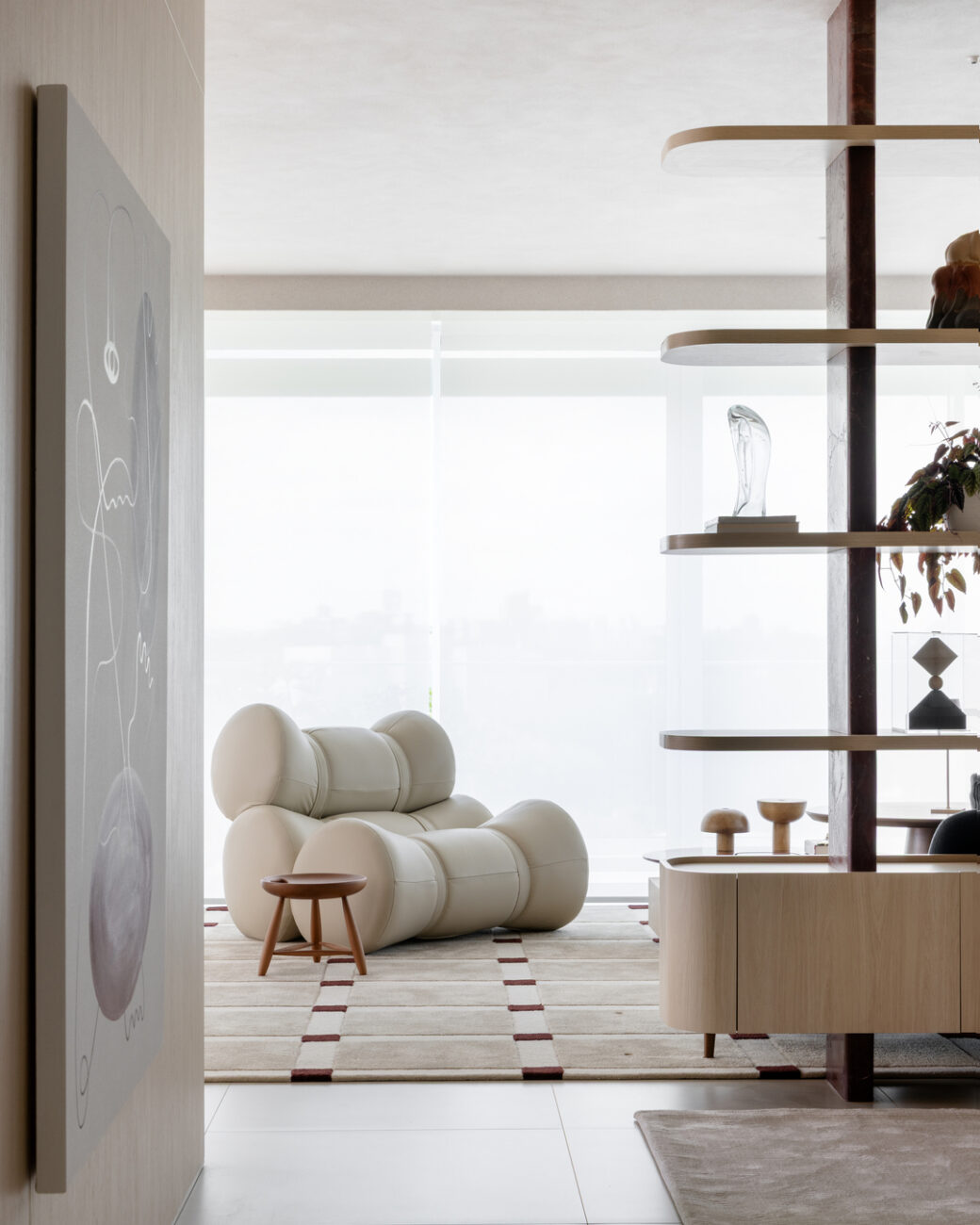 Apartamento de 440 m² em Curitiba usa mármore Napoleon Bordeaux para romper a neutralidade