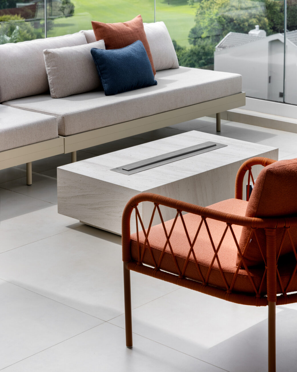 Apartamento de 440 m² em Curitiba usa mármore Napoleon Bordeaux para romper a neutralidade