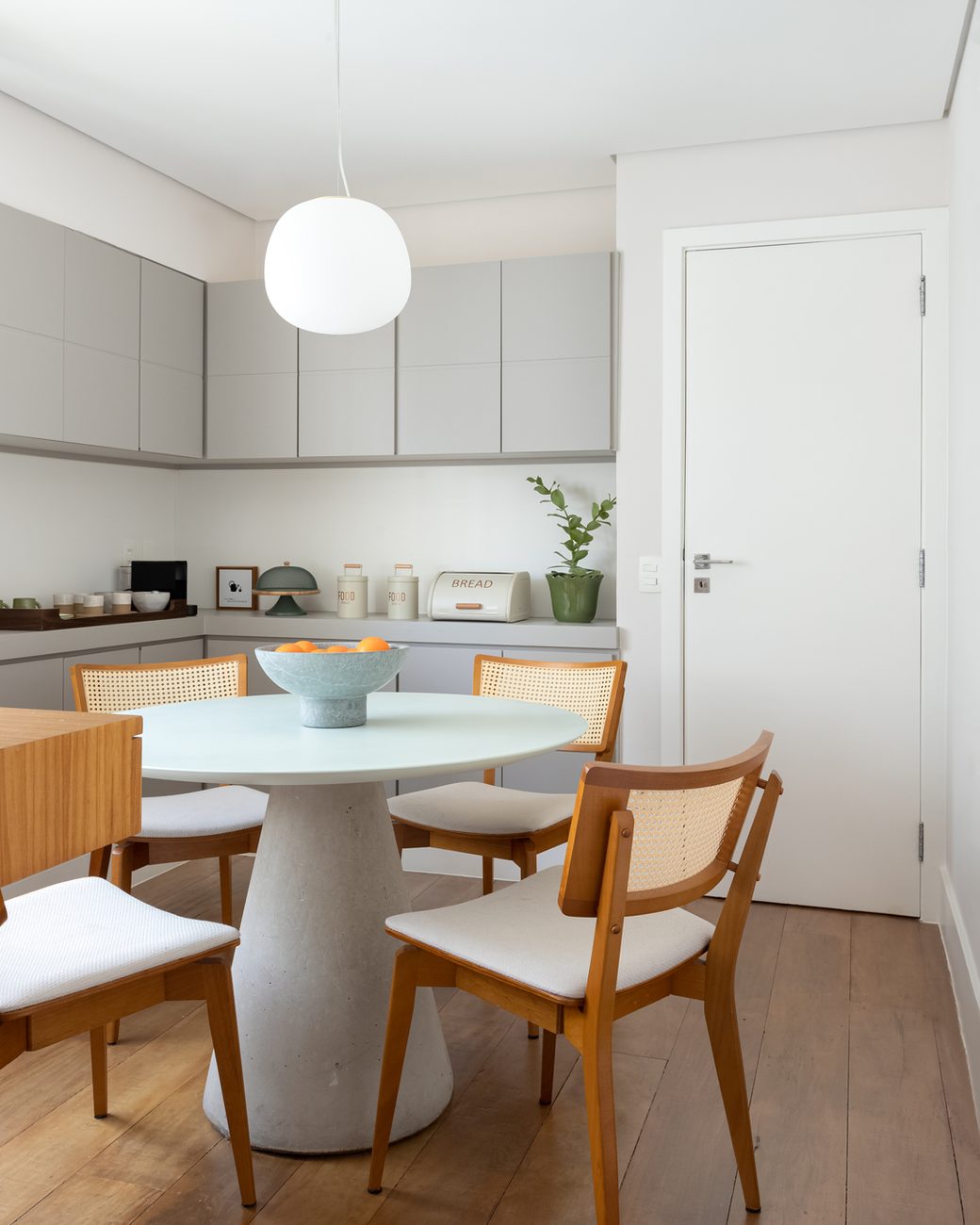 Apartamento duplex em São Paulo é renovado para casal com bebês gêmeos e gato sem quebrar paredes