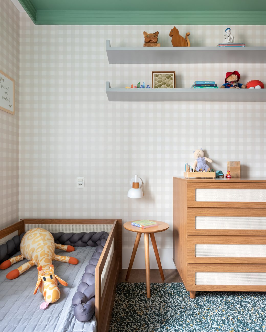 Apartamento duplex em São Paulo é renovado para casal com bebês gêmeos e gato sem quebrar paredes