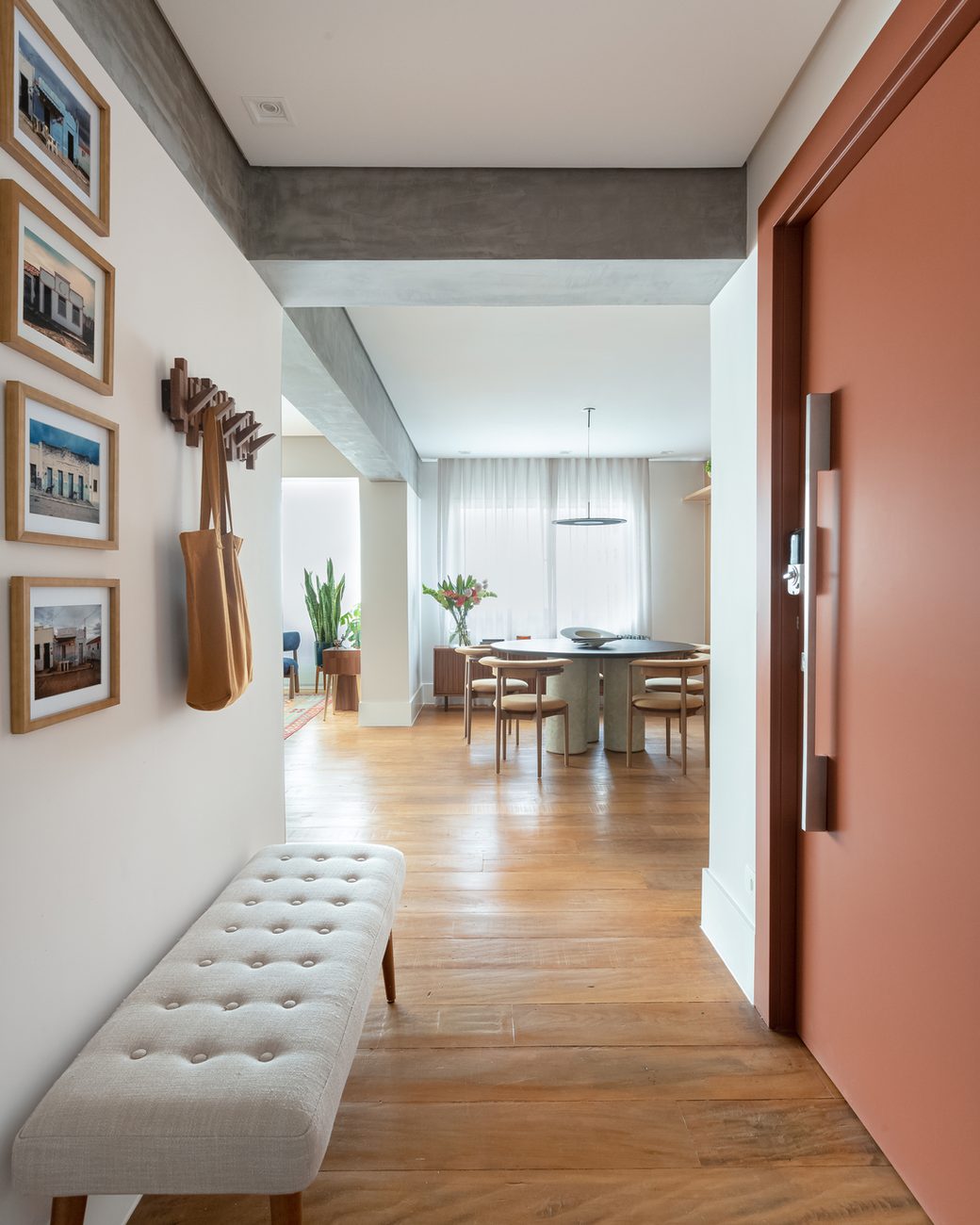 Apartamento duplex em São Paulo é renovado para casal com bebês gêmeos e gato sem quebrar paredes