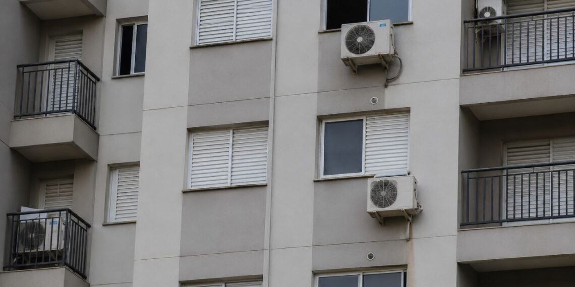 O condomínio pode proibir ar-condicionado no apartamento? Sim, e a estrutura do prédio é o motivo real