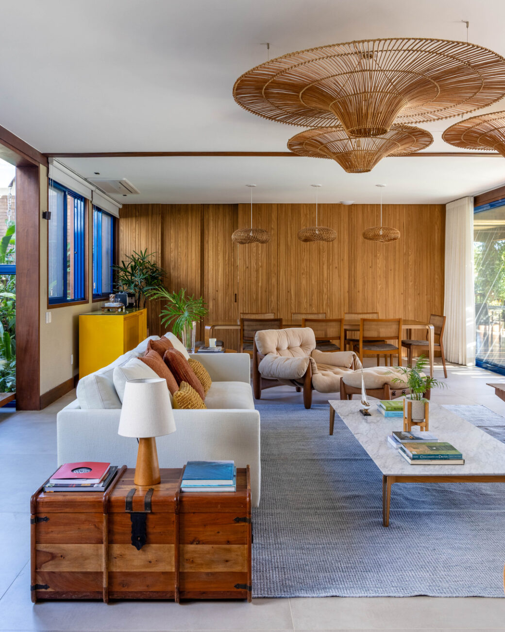 Casa de praia em Búzios une arquitetura tradicional e traços contemporâneos em 348 m²