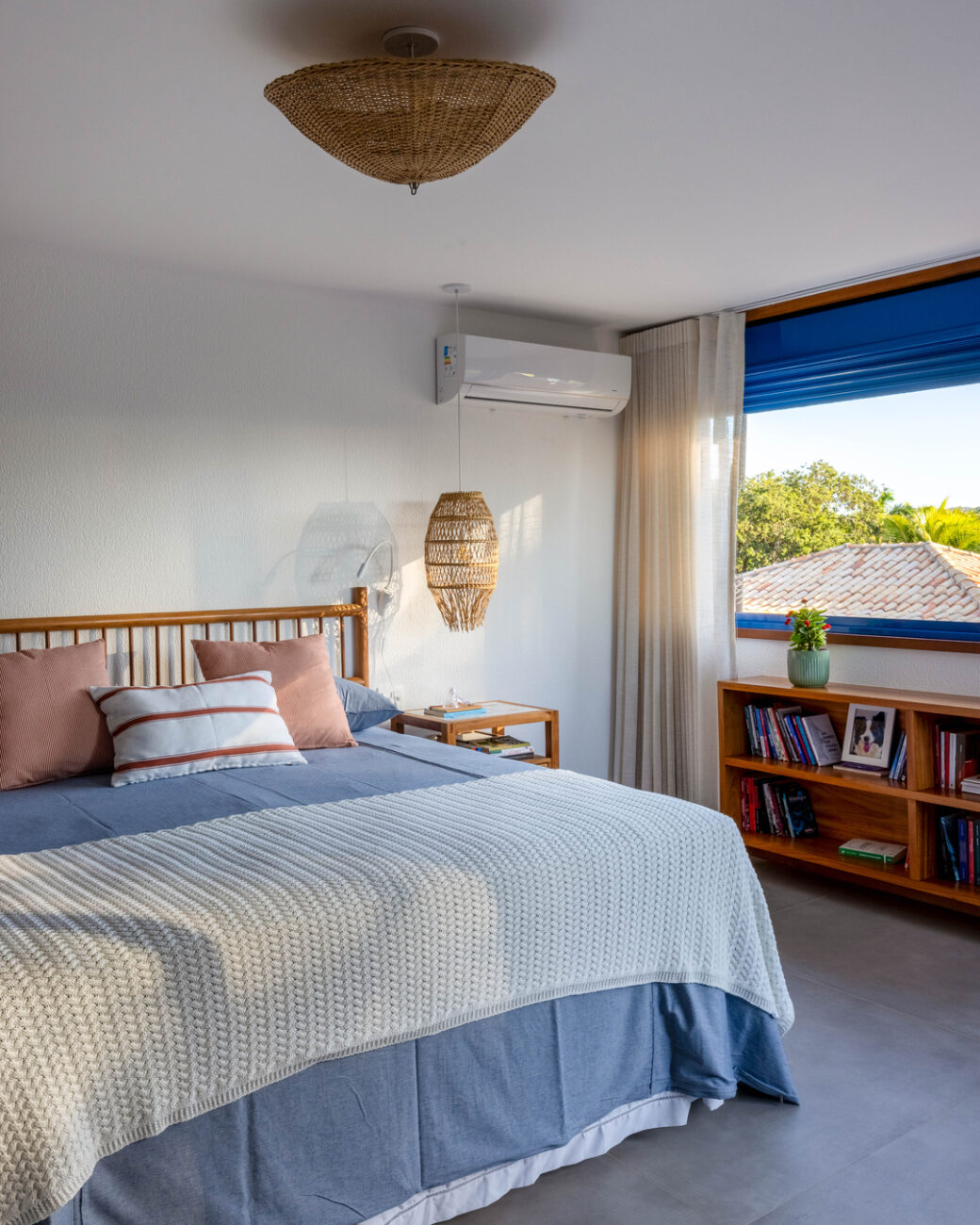 Casa de praia em Búzios une arquitetura tradicional e traços contemporâneos em 348 m²