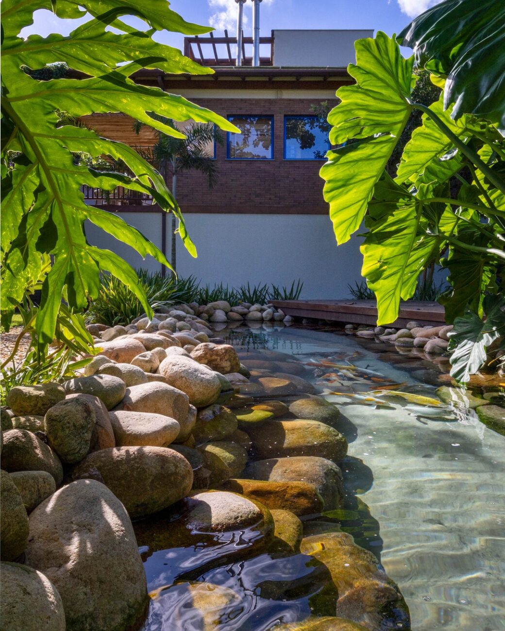 Casa de praia em Búzios une arquitetura tradicional e traços contemporâneos em 348 m²