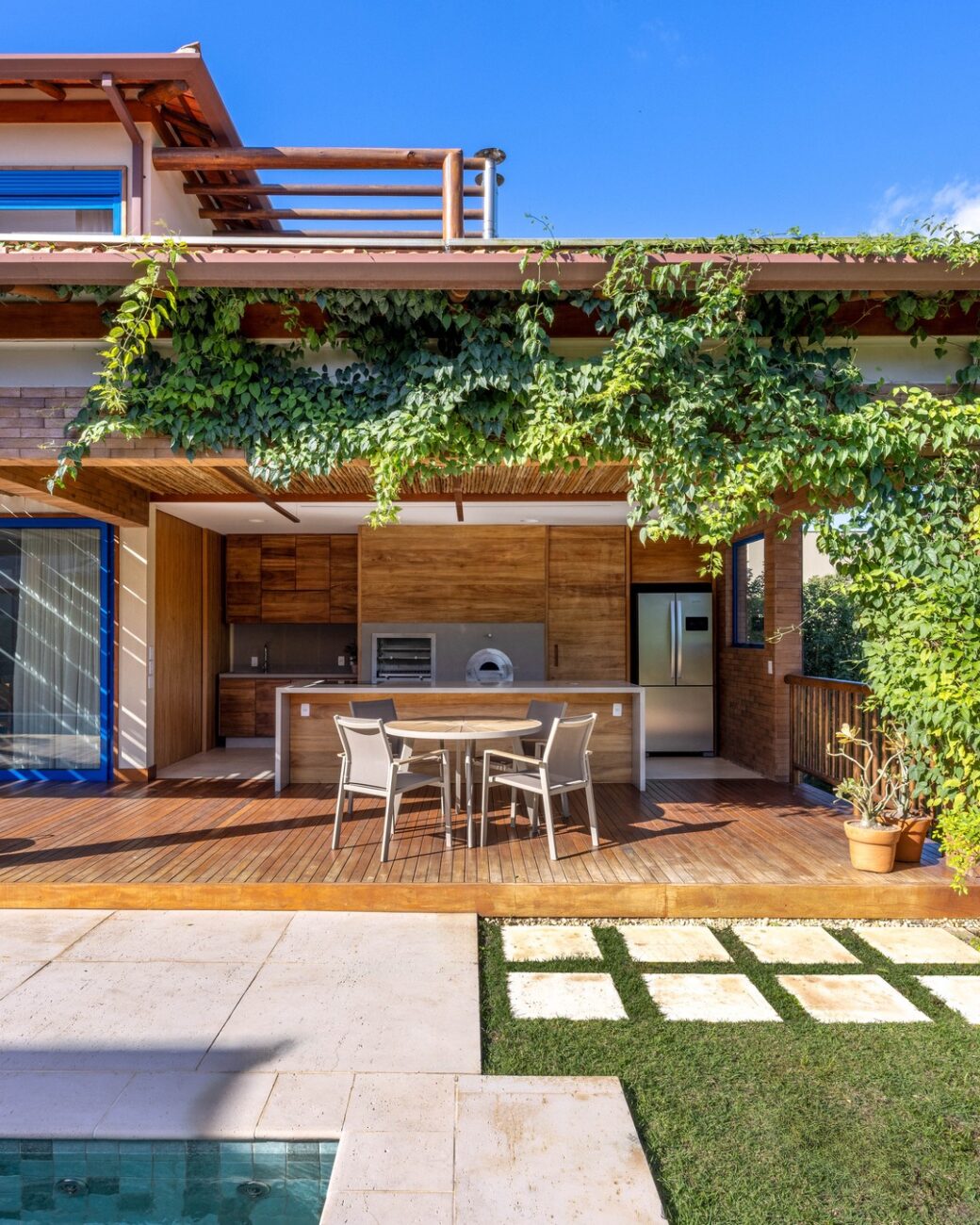 Casa de praia em Búzios une arquitetura tradicional e traços contemporâneos em 348 m²