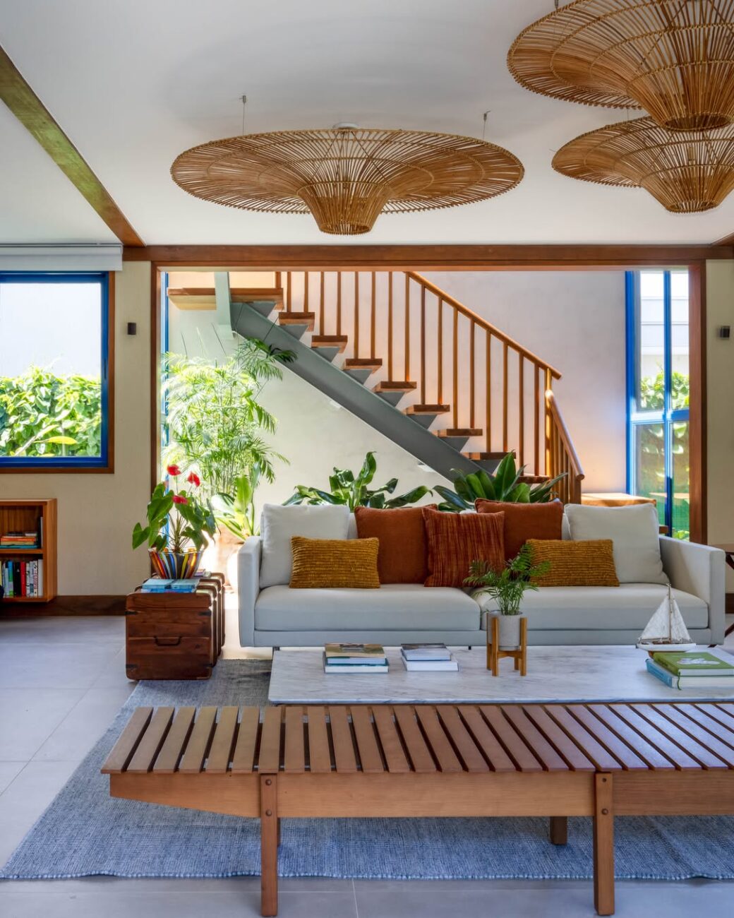 Casa de praia em Búzios une arquitetura tradicional e traços contemporâneos em 348 m²