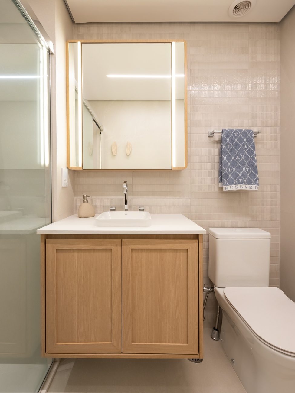 Como decorar o banheiro sem errar: 8 modelos inspiradores para acertar na iluminação, piso e marcenaria