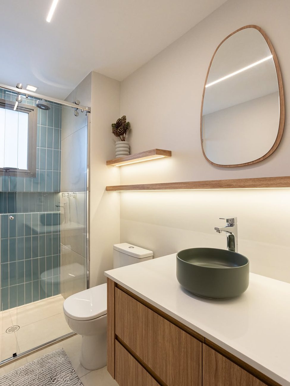 Como decorar o banheiro sem errar: 8 modelos inspiradores para acertar na iluminação, piso e marcenaria
