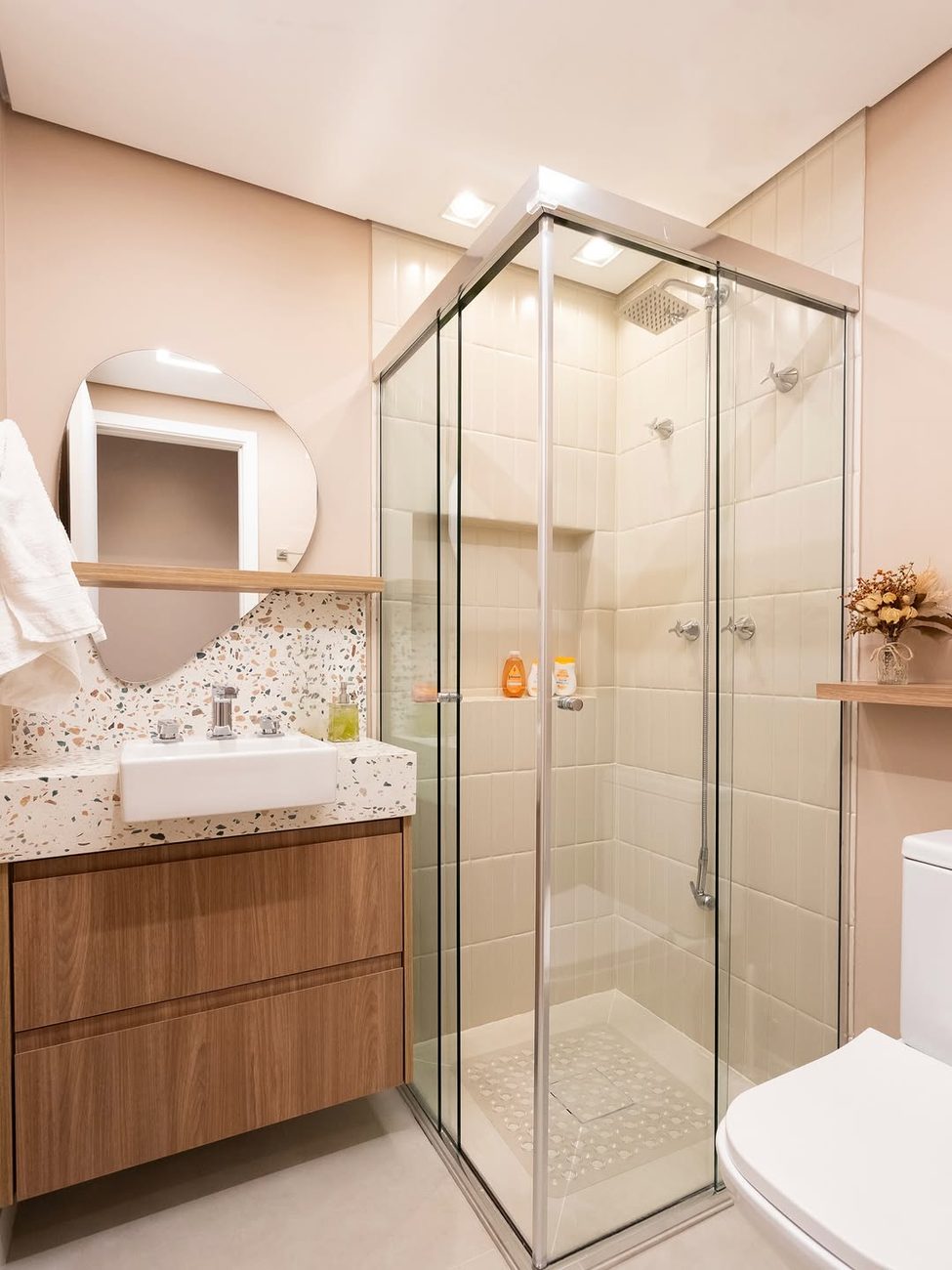 Como decorar o banheiro sem errar: 8 modelos inspiradores para acertar na iluminação, piso e marcenaria
