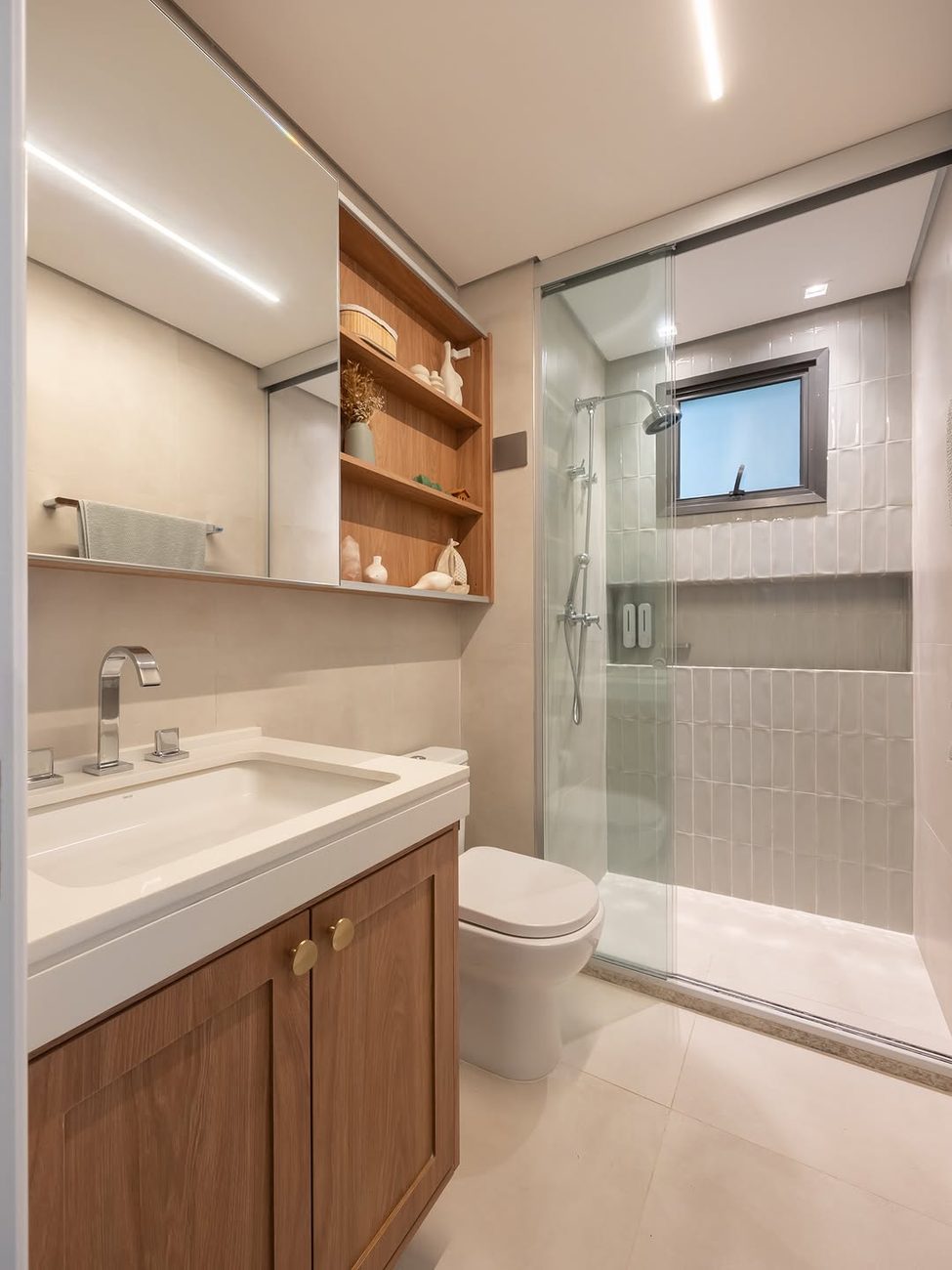 Como decorar o banheiro sem errar: 8 modelos inspiradores para acertar na iluminação, piso e marcenaria