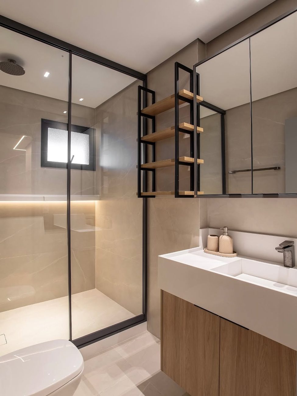 Como decorar o banheiro sem errar: 8 modelos inspiradores para acertar na iluminação, piso e marcenaria