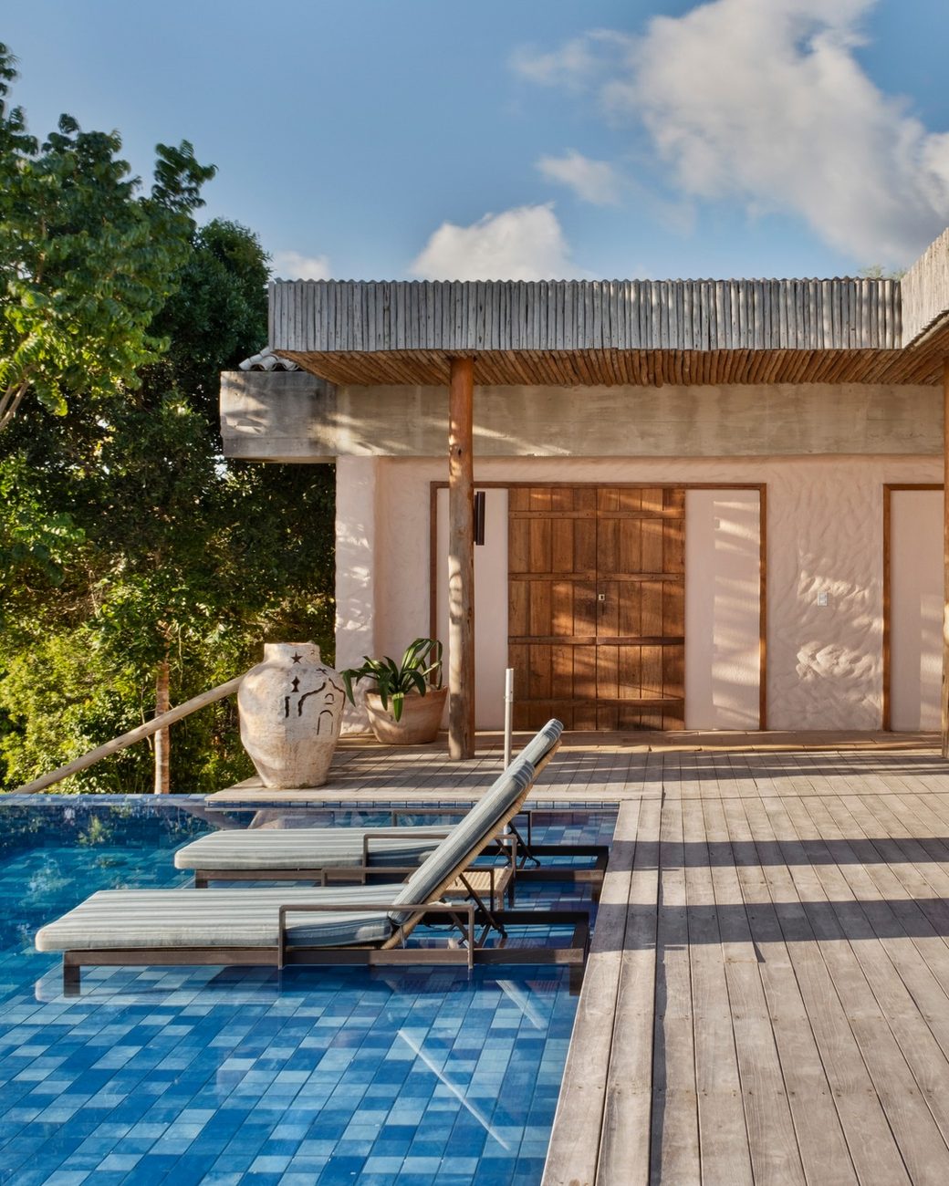 Casa Berimbau une piscina central e reboco baiano em residência de 199 m² entre Trancoso e Caraíva