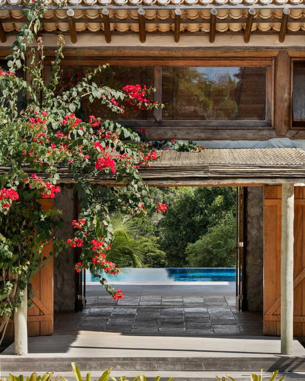 Casa Berimbau une piscina central e reboco baiano em residência de 199 m² entre Trancoso e Caraíva