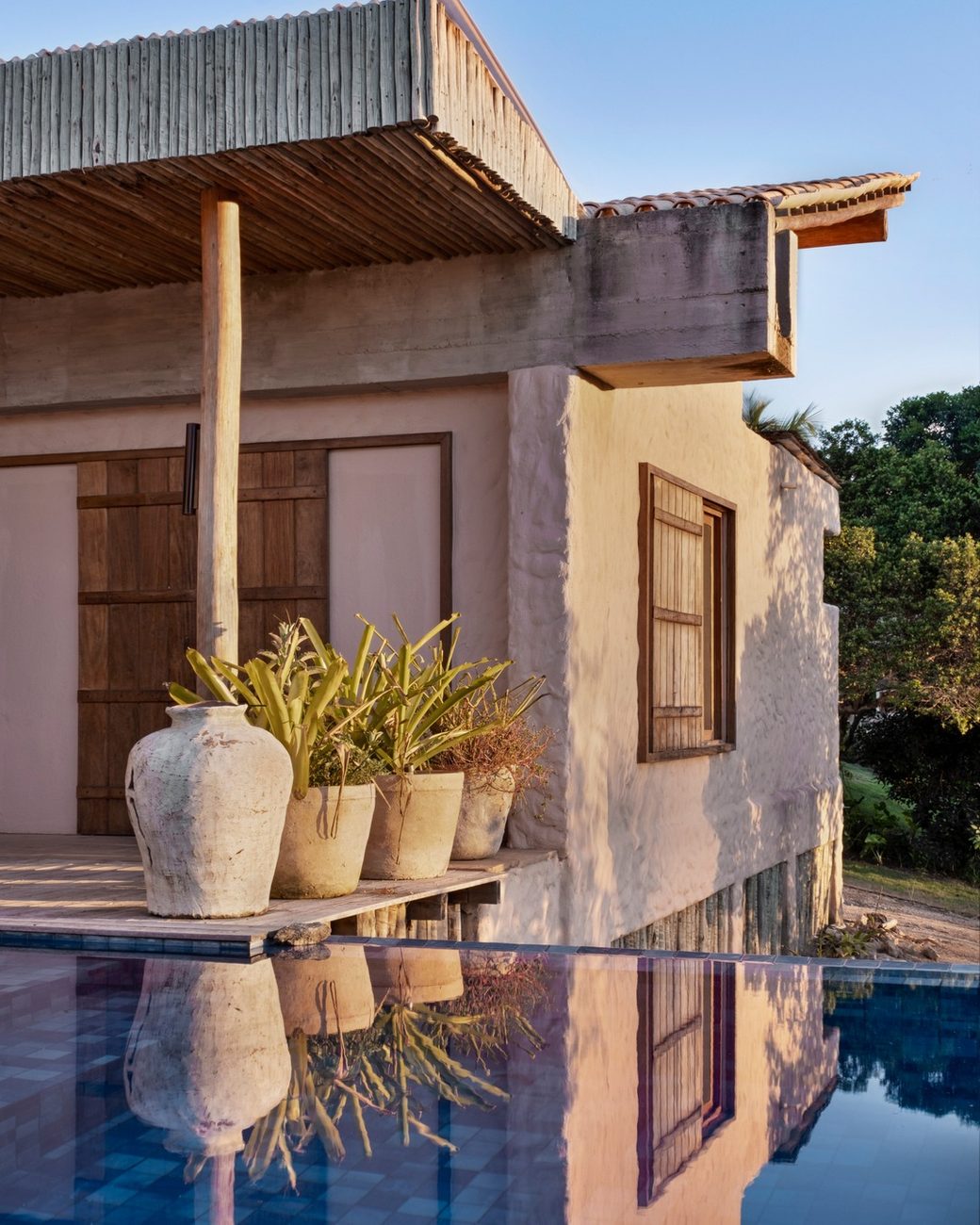 Casa Berimbau une piscina central e reboco baiano em residência de 199 m² entre Trancoso e Caraíva