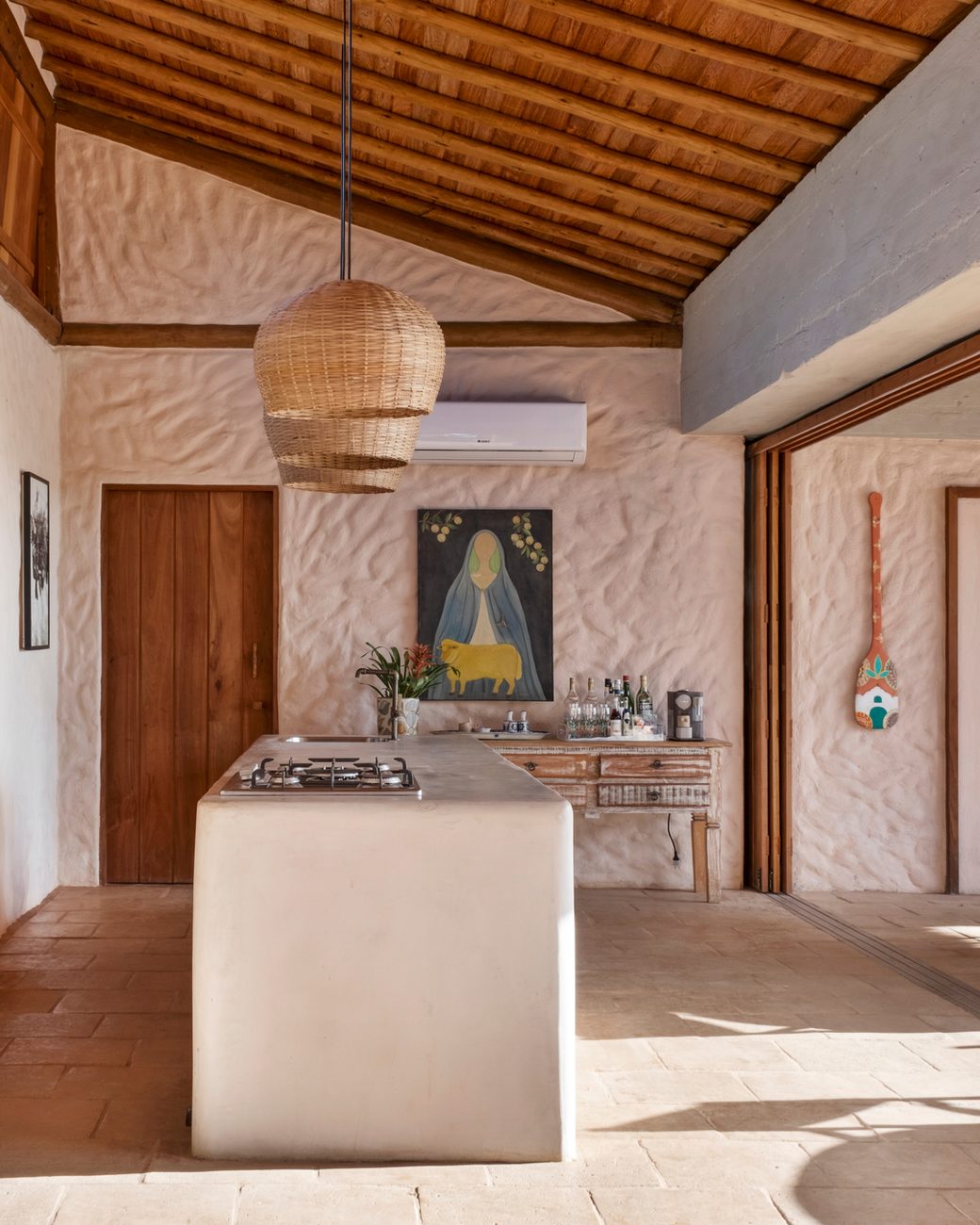 Casa Berimbau une piscina central e reboco baiano em residência de 199 m² entre Trancoso e Caraíva