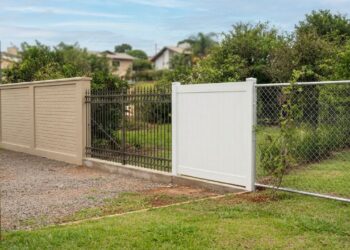 Cercar o quintal: muro de alvenaria, grade de ferro, cerca de PVC ou tela galvanizada — comparativo real de custo por metro linear e durabilidade
