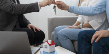 Comprou apartamento na planta e a construtora usou seu imóvel como garantia de dívida? Entenda o que fazer e como se proteger antes de comprar!