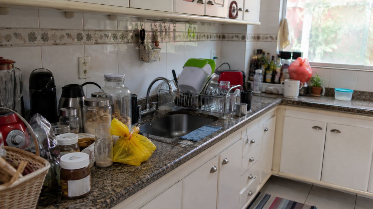 5 itens que deixam a casa com cara de bagunçada mesmo depois da faxina — e como resolver cada um sem gastar nada!
