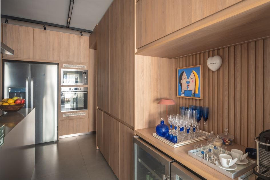 O que muda na arquitetura de interiores em 2026: cores terrosas, madeiras nobres e paredes ganham protagonismo