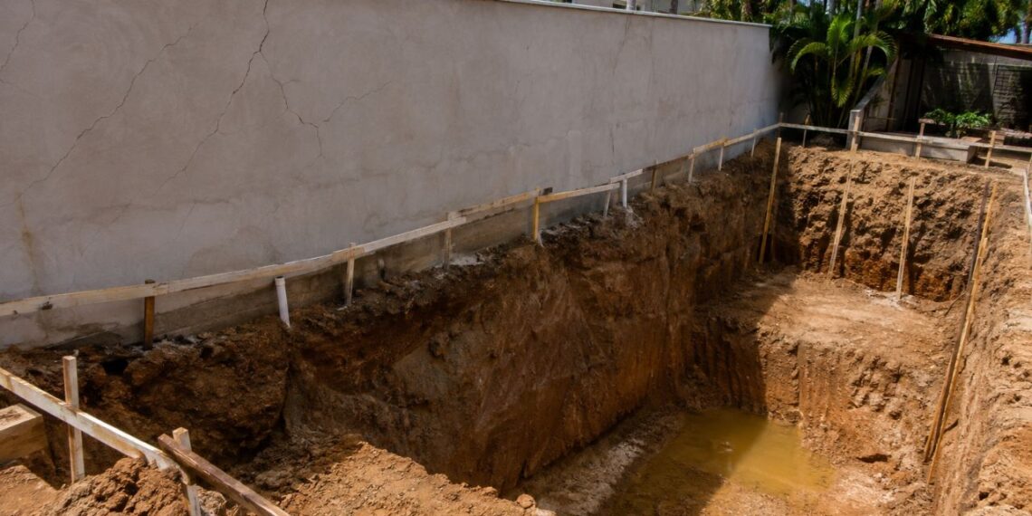 Escavação para piscina rachou a casa do vizinho: o que diz a lei sobre dano à fundação
