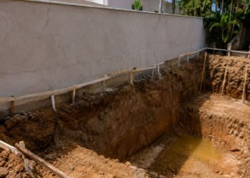 Escavação para piscina rachou a casa do vizinho: o que diz a lei sobre dano à fundação