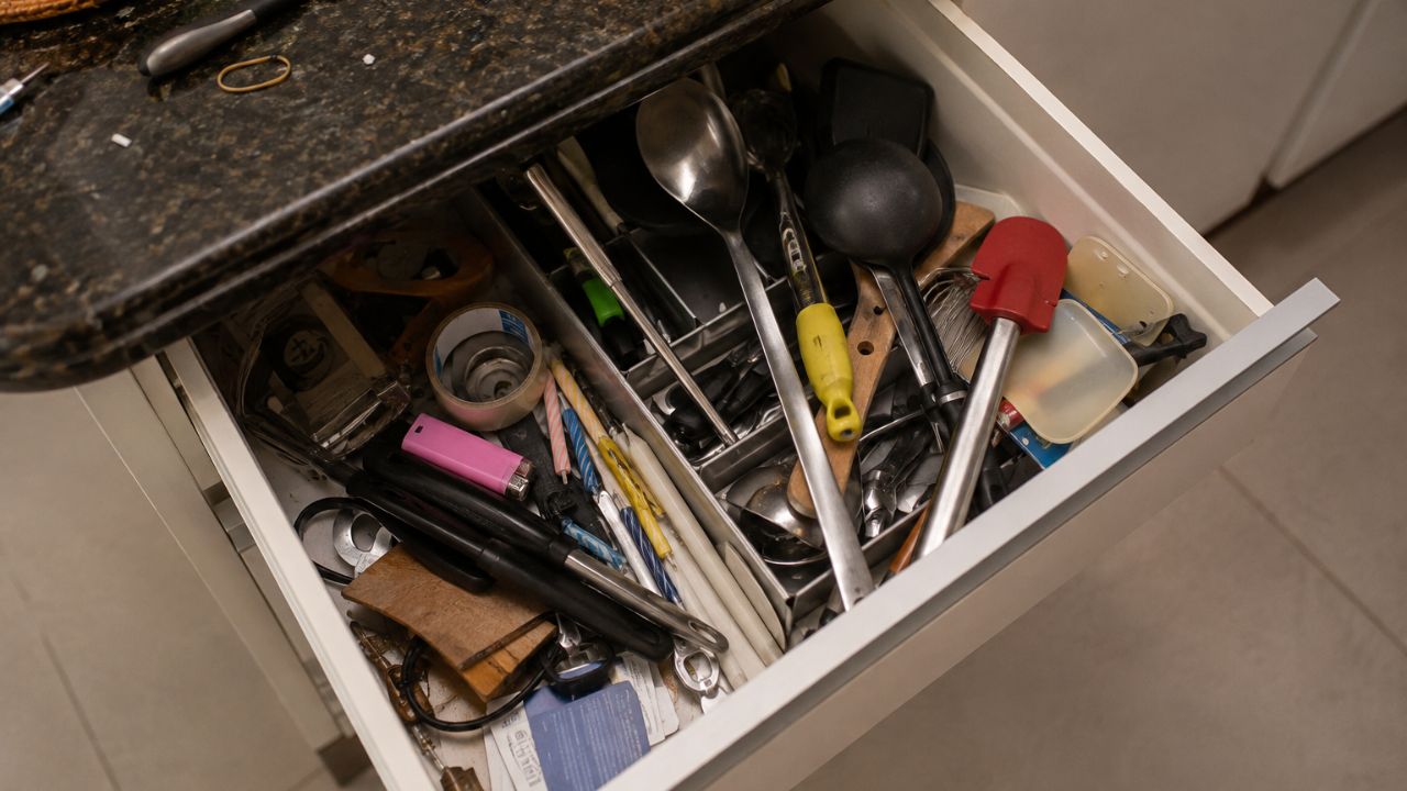 8 pontos da casa que acumulam bagunça (e por que eles se repetem em quase todo lar)