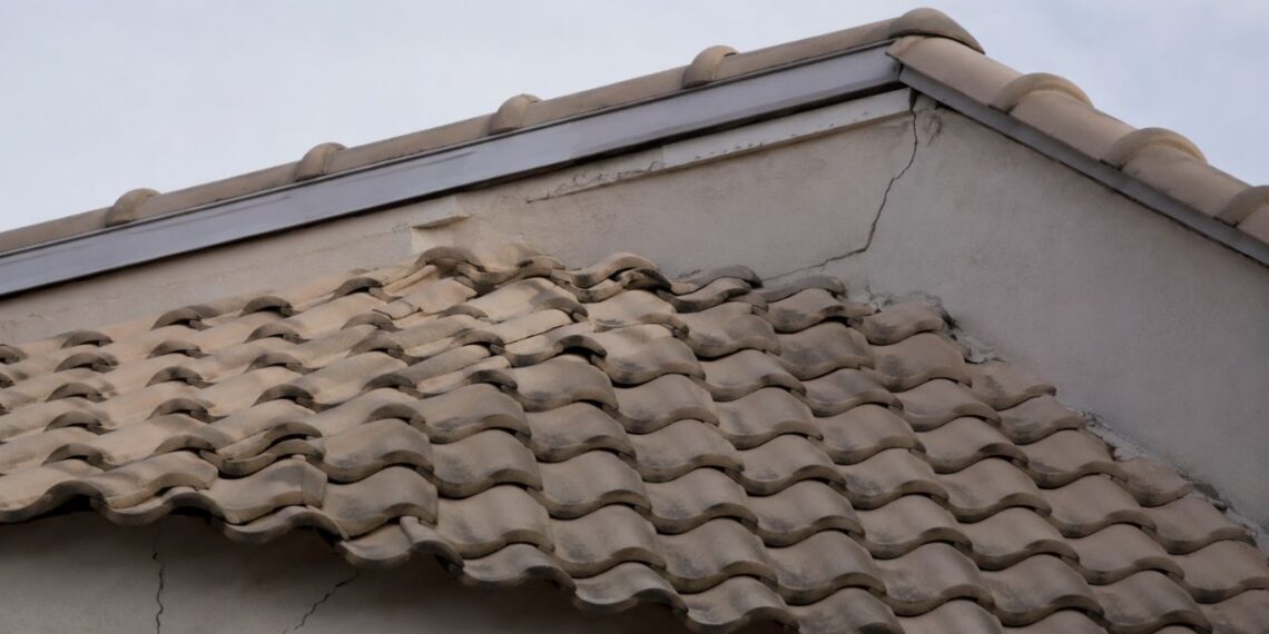 Goteira no telhado: como identificar a origem exata do vazamento que quase nunca fica onde a mancha aparece?