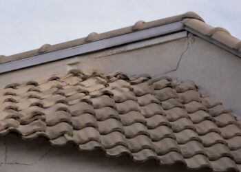 Goteira no telhado: como identificar a origem exata do vazamento que quase nunca fica onde a mancha aparece?