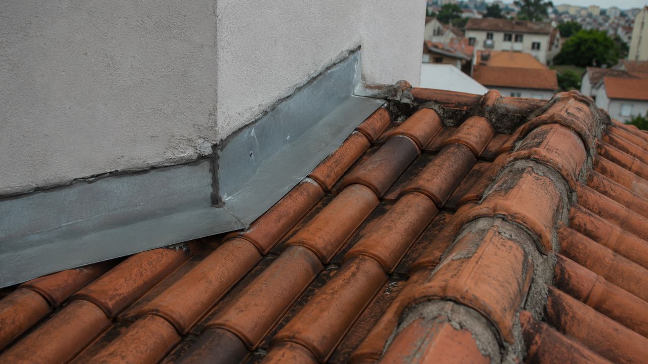 Goteira no telhado: como identificar a origem exata do vazamento que quase nunca fica onde a mancha aparece?