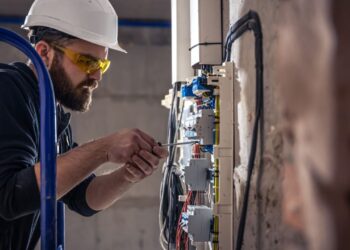 Elétrica, hidráulica e estrutura: por onde começar a reforma sem estourar o orçamento?