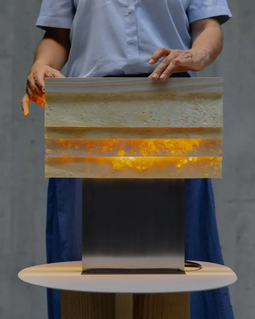 Luminária feita de bactérias transforma resíduos de frutas em peça de design
