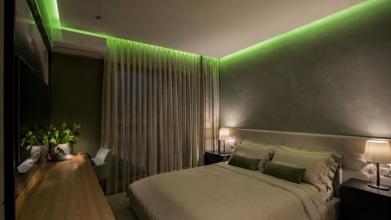 Luz verde vira aposta de decoração e muda o jeito de iluminar o quarto