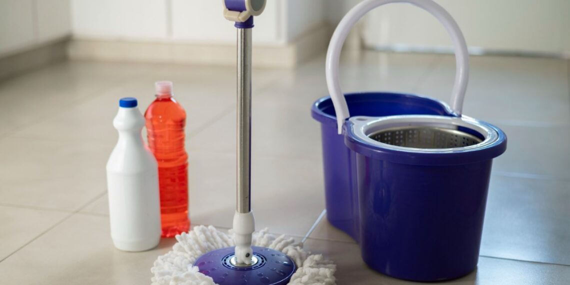 O mop giratório realmente limpa melhor que o rodo? O que avaliar antes de trocar suas ferramentas de limpeza doméstica