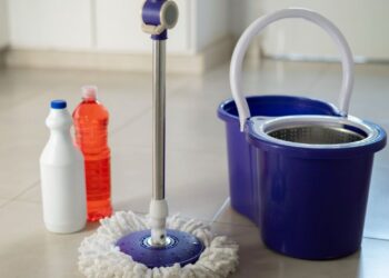 O mop giratório realmente limpa melhor que o rodo? O que avaliar antes de trocar suas ferramentas de limpeza doméstica