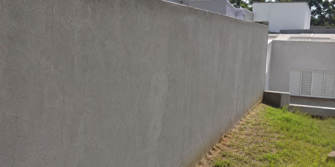 Muro divisório entre vizinhos: o que o Código Civil determina sobre a manutenção?