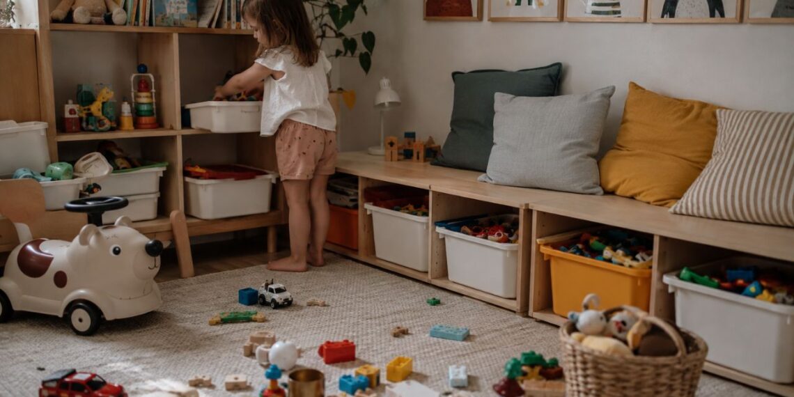 Brinquedos espalhados por toda a casa? Saiba como criar sistemas de organização que a criança consegue usar sozinha — e manter!