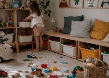 Brinquedos espalhados por toda a casa? Saiba como criar sistemas de organização que a criança consegue usar sozinha — e manter!
