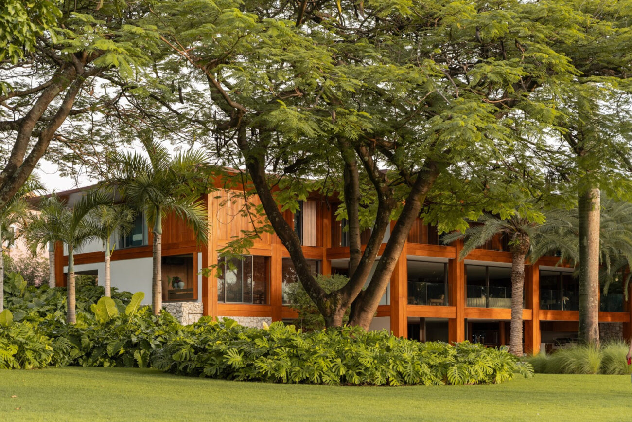 Paisagismo tropical transforma residência em Brasília em cenário de resort contemporâneo