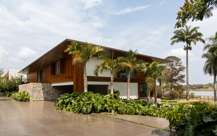 Paisagismo tropical transforma residência em Brasília em cenário de resort contemporâneo