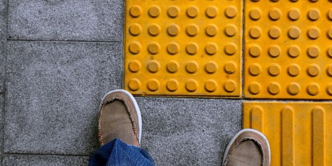 Piso tátil em residências: quando faz sentido, como instalar e onde ele realmente ajuda quem tem deficiência visual