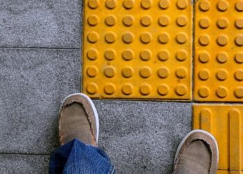 Piso tátil em residências: quando faz sentido, como instalar e onde ele realmente ajuda quem tem deficiência visual
