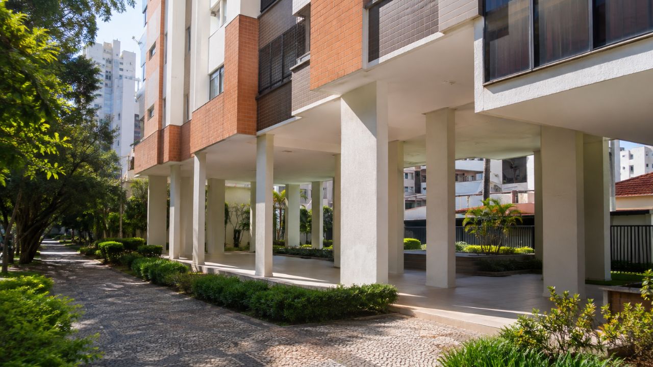Por que Curitiba tem tantos prédios com pilotis? A herança urbanística que moldou a cidade