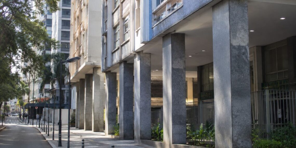 Por que Curitiba tem tantos prédios com pilotis? A herança urbanística que moldou a cidade