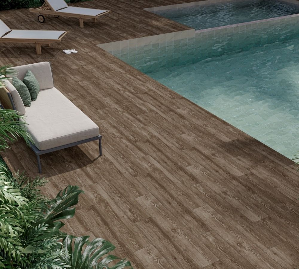 Piscina parada no inverno? É a hora certa de trocar o porcelanato e evitar erros de aderência nas áreas molhadas