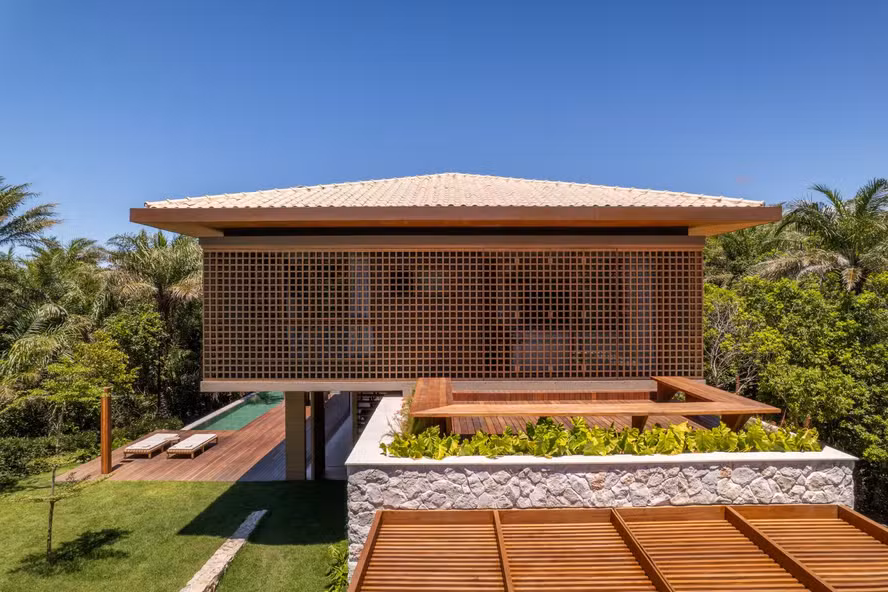 Casa de 638 m² na Praia do Forte aposta em muxarabi e pedra natural; veja como o projeto dialoga com a mata preservada