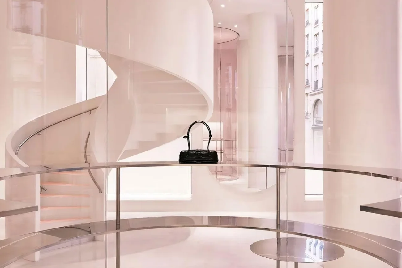 Arquitetura comercial de luxo: como Dior, Alaïa e Lemaire usam prédios autorais para atrair público em tempos de compra online