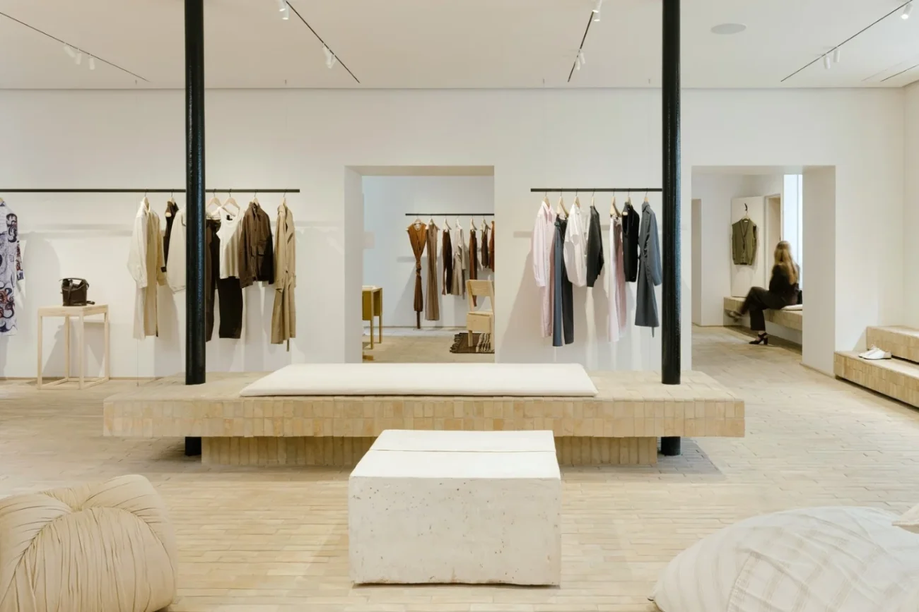 Arquitetura comercial de luxo: como Dior, Alaïa e Lemaire usam prédios autorais para atrair público em tempos de compra online