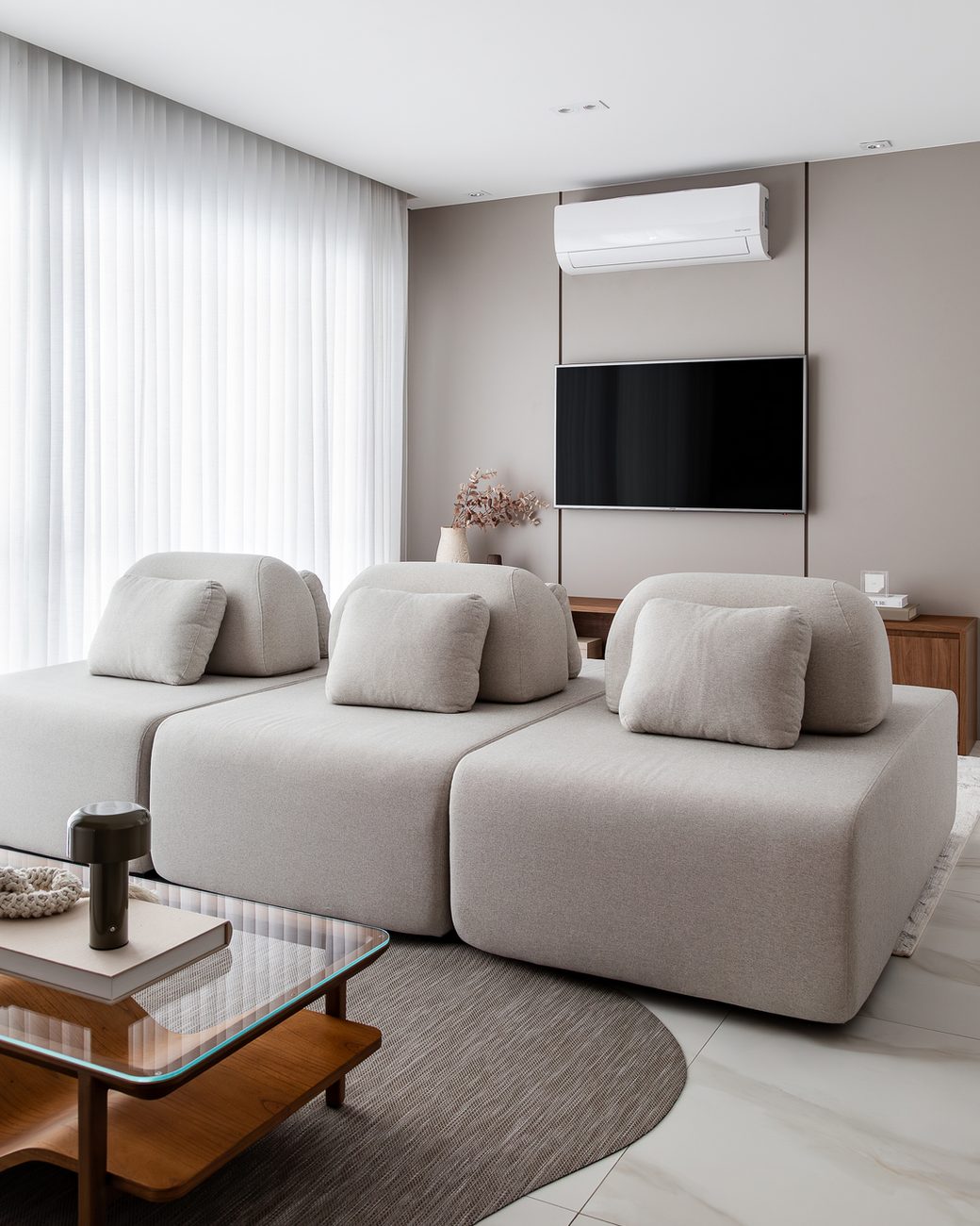 Apartamento de 136 m² troca escritório por closet e ganha suíte voltada ao bem-estar sem quebra-quebra