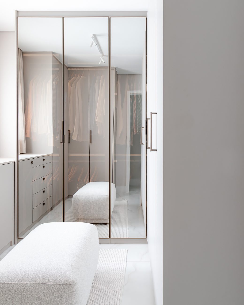 Apartamento de 136 m² troca escritório por closet e ganha suíte voltada ao bem-estar sem quebra-quebra